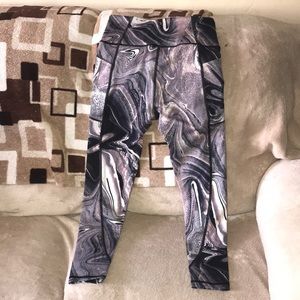 Victoria’s Secret pink Grey black white leggings with pockets S/M 💕